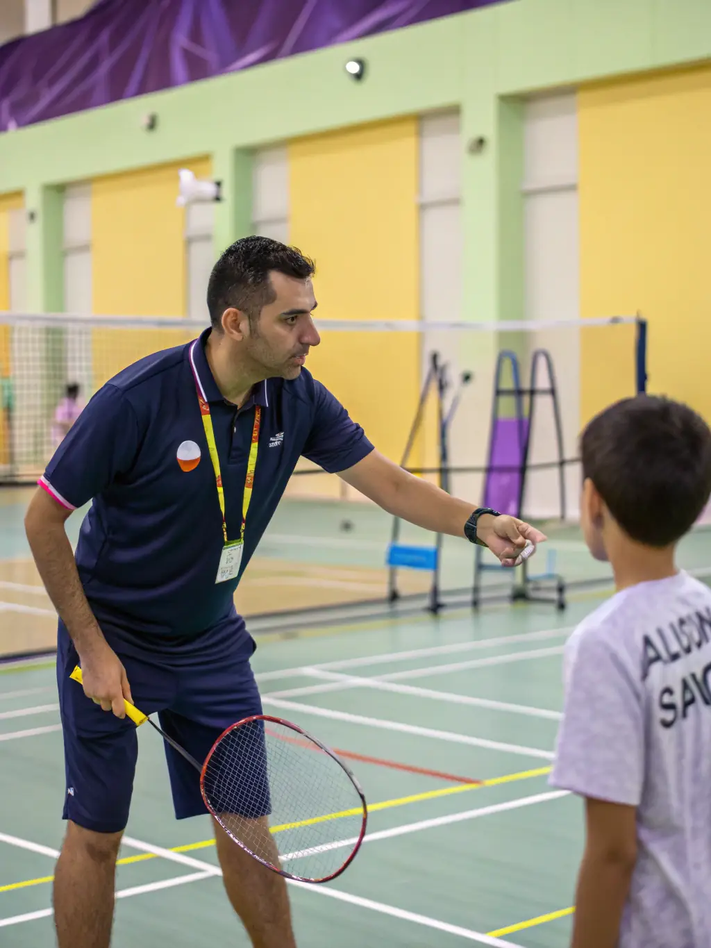 Image of a coach explaining tactics to a player during a break in a table tennis match at TENNIS DE TABLE CAPELLE EN PEVELLE.